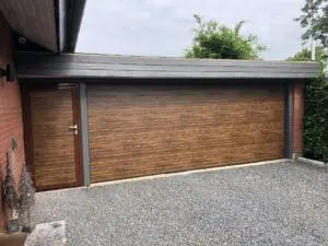 træfarvet port og dør