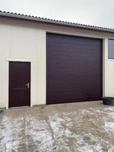 mørkerød port og dør