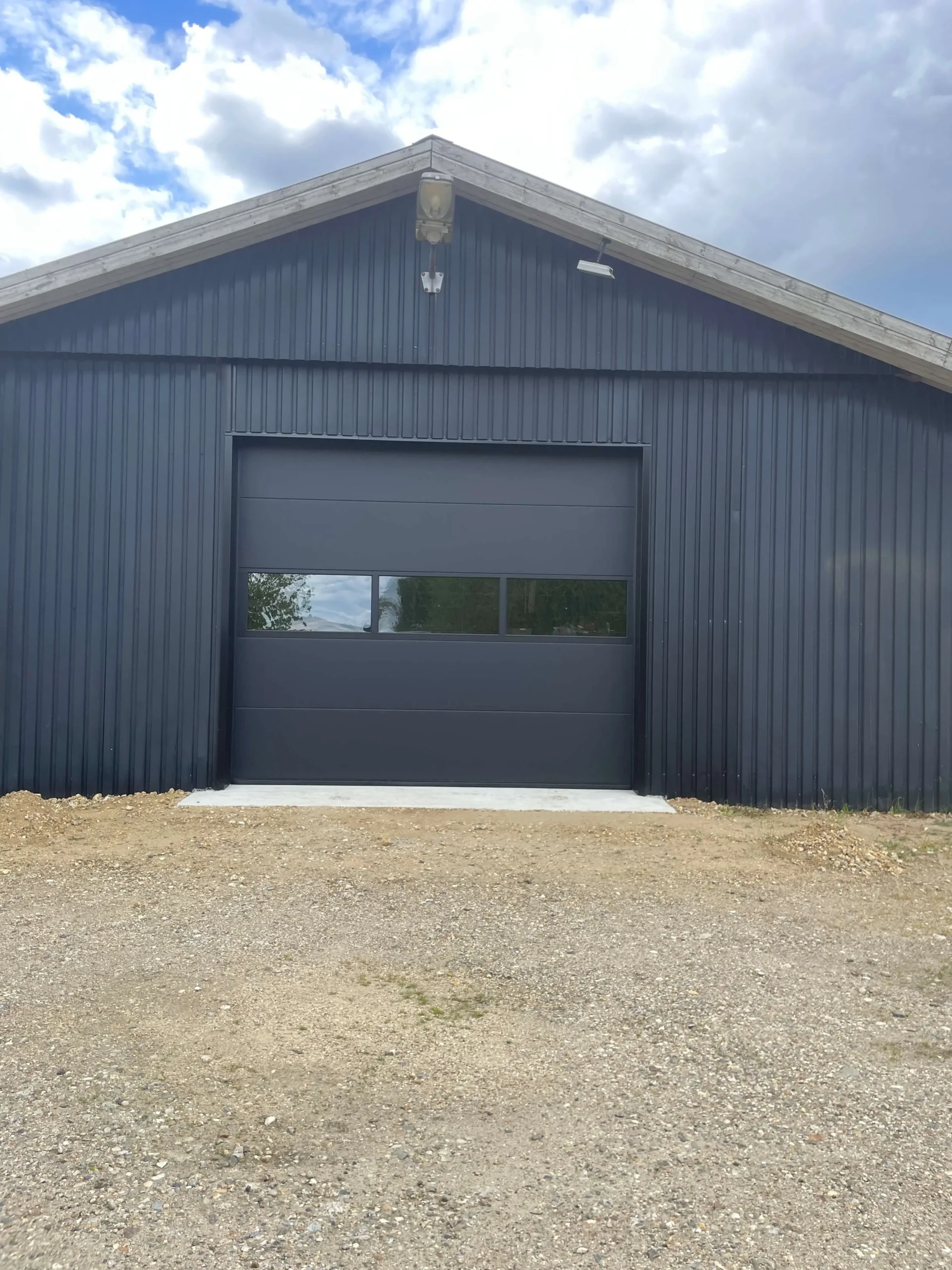 Grå garageport med vinduer monteret i privat garage